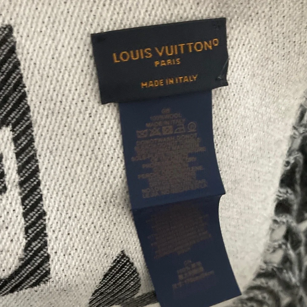 Louis Vuitton Black and White Monogram scarf - Picture 4 of 4